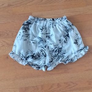 Black and white feather print ruffle shorts